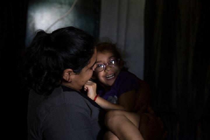 Jesica abraza a Luz y ella sonríe. Jesica es asistente personal de la niña en Florida. Jesica abraza a Luz y ella sonríe. Jesica es asistente personal de la niña en Florida.