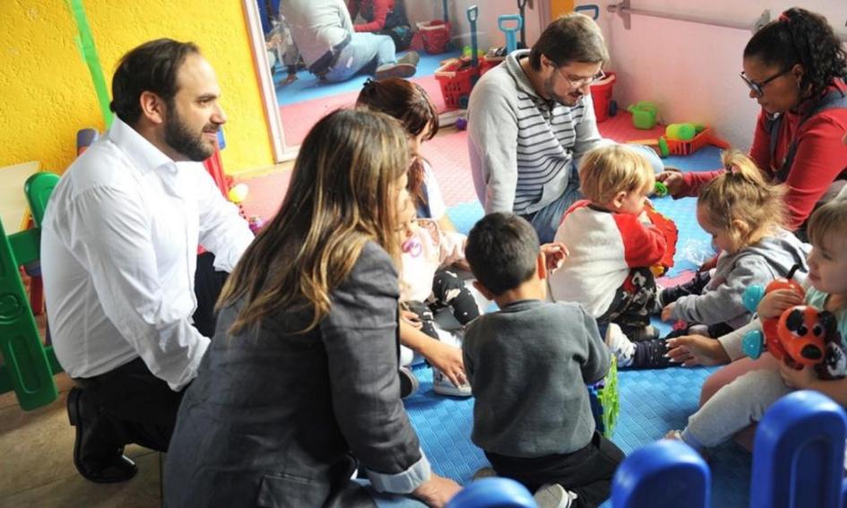 Ministro Civila en espacio de cuidados junto a padre madres, niñas y niños. Ministro Civila en espacio de cuidados junto a padre madres, niñas y niños.