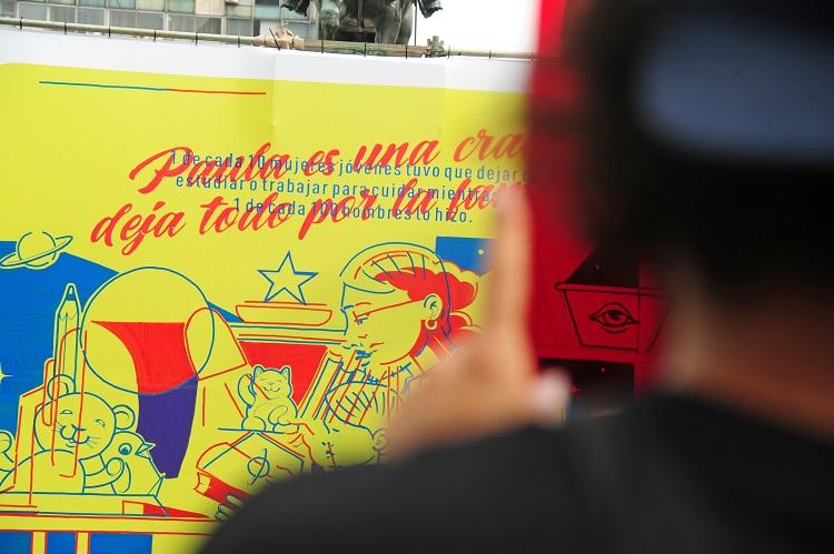 Lienzo de intervención artísitica en Plaza Independencia de la campaña No se nace, se hace Lienzo de intervención artísitica en Plaza Independencia de la campaña No se nace, se hace