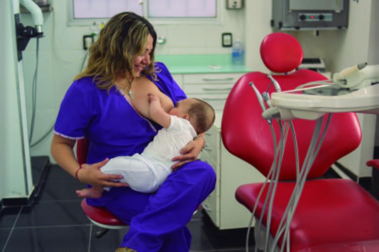 Madre odontóloga amamantando a su bebé