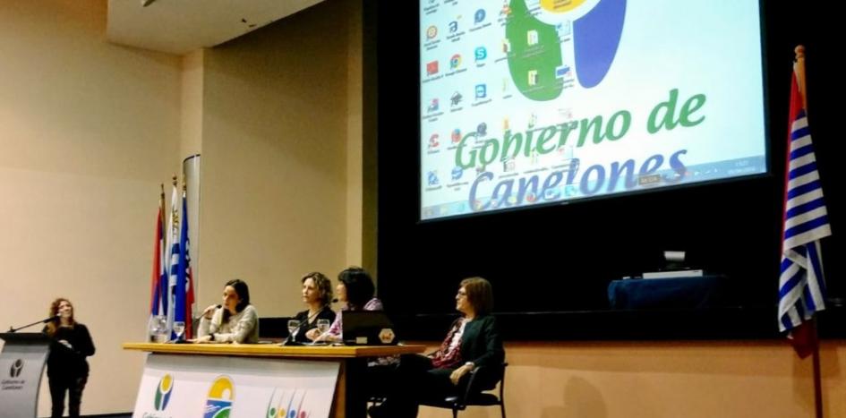 Patricia Cossani en el panel sobre desigualdades de género y políticas de igualdad en las organizaciones Patricia Cossani en el panel sobre desigualdades de género y políticas de igualdad en las organizaciones