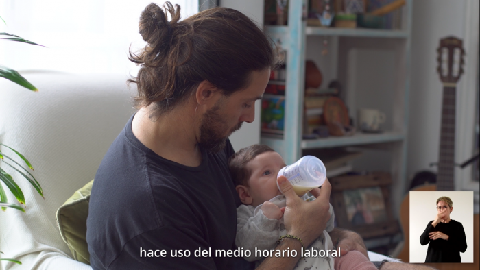 captura de pantalla del video: padre le da la mamadera a su hijo