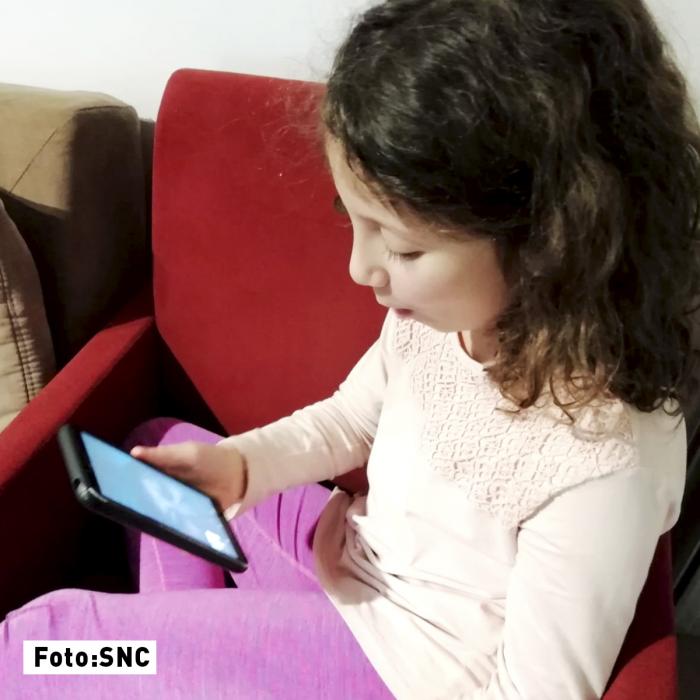 Matilde, una niña de 9 años, habla por videollamada con una de sus abuelas