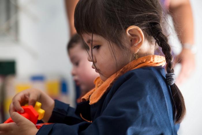 Niña jugando en el jardín de infantes