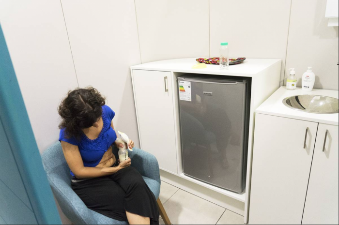 Mujer extrayéndose leche en una sala de lactancia Foto: La Diaria/Mariana Greif