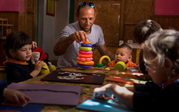 Padre cuida a su hijo en un espacio de Cuidados. Foto: Pablo Larrosa