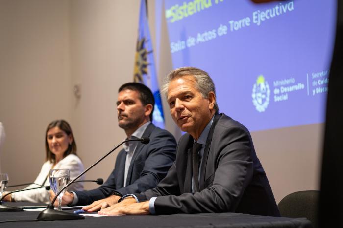 Luiz Ros (BID), Alejandro Sciarra (MIDES) y Florencia Krall (Dirección de Cuidados) en la mesa.