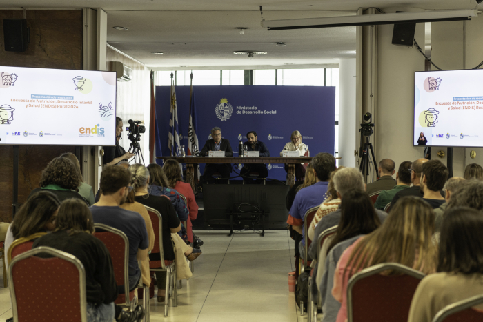 Autoridades en la mesa y público presente
