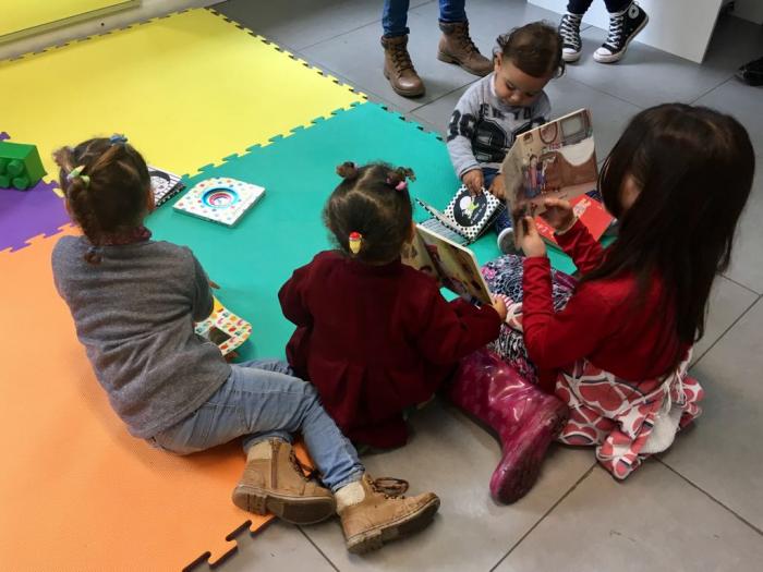 Niños y niñas en tatami de CAIF