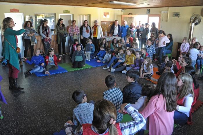 Niños y niñas ven a animadora en el centro de primera infancia Mis Huellitas