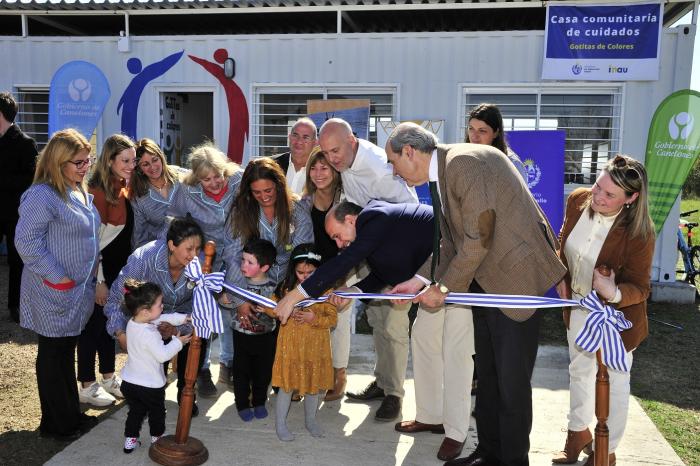 Corte de cinta en inauguración de la casa cuidados comunitarios gotitas de colores, aguas corrientes