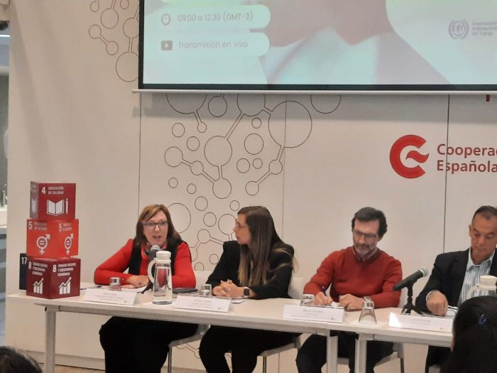 Seminario sobre formación, certificación y profesionalización de los cuidados mesa de expositores
