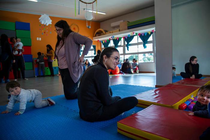 Madres, padres y bebés compartiendo actividades en un centro Caif