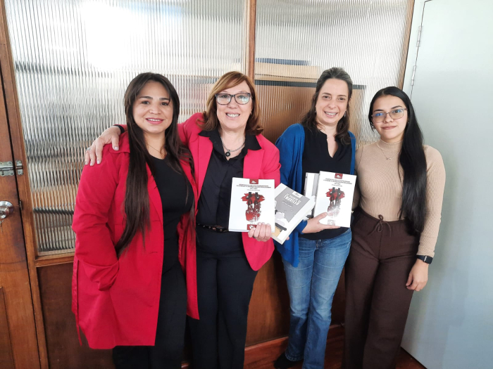 Directora del Sistema de Cuidados de Uruguay junto a las representantes de Honduras  Directora del Sistema de Cuidados de Uruguay junto a las representantes de Honduras