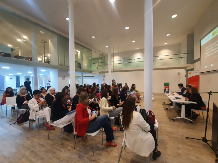 Encuentro sobre cuidados organizado por AECID Mesa de apertura y público presente