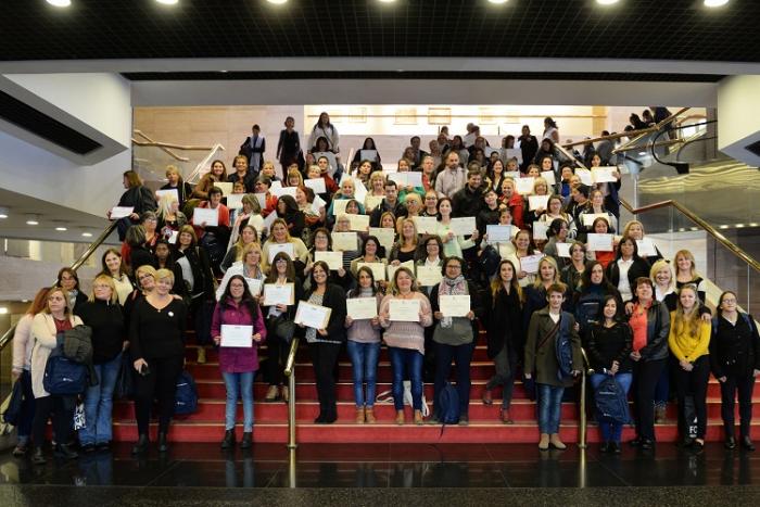Egresadas en atención a la dependencia muestran sus certificados en las escaleras del Hall del Auditorio Adela Reta Egresadas en atención a la dependencia muestran sus certificados en las escaleras del Hall del Auditorio Adela Reta