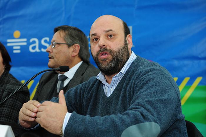 El secretario nacional de Cuidados, Julio Bango, durante su intervención en la firma del convenio con ASSE