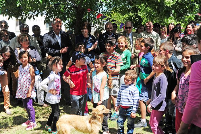 Niñas y niños asistentes al acto de inauguración de este centro de cuidados en Juan José Castro (Flores).