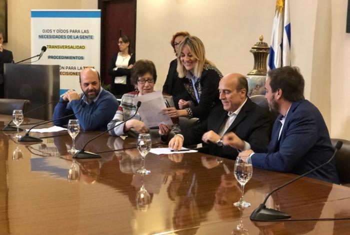 Firma del convenio entre el Sistema de Cuidados y la Intendencia de Montevideo para la apertura de tres centro de día Firma del convenio entre el Sistema de Cuidados y la Intendencia de Montevideo para la apertura de tres centro de día