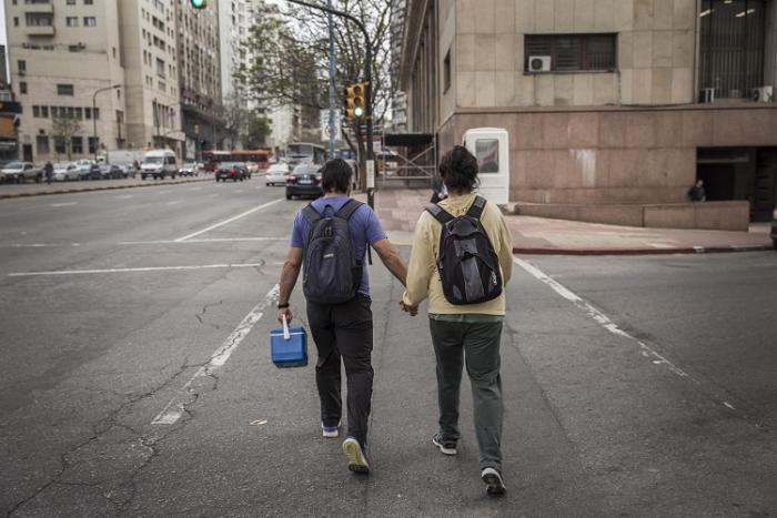 Florencia y Nacho, su asistente personal en el marco del Sistema de Cuidados.