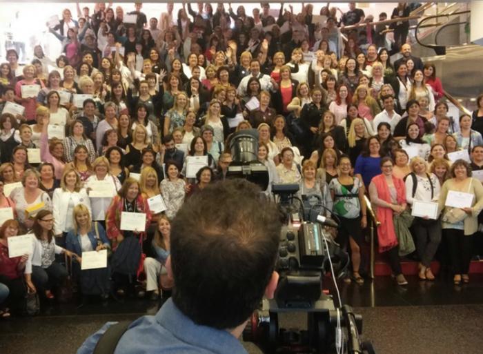 Egresadas muestran sus diplomas en la escalera del Auditorio Adela Reta Egresadas muestran sus diplomas en la escalera del Auditorio Adela Reta