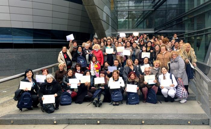 Personas que completaron la formación lucen sus diplomas 