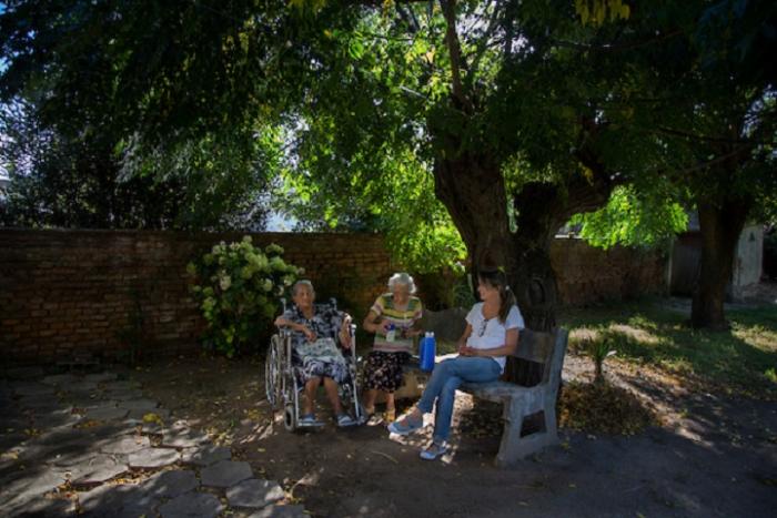 Laura, Luciana y María a la sombra del paraíso que tienen en su patio.