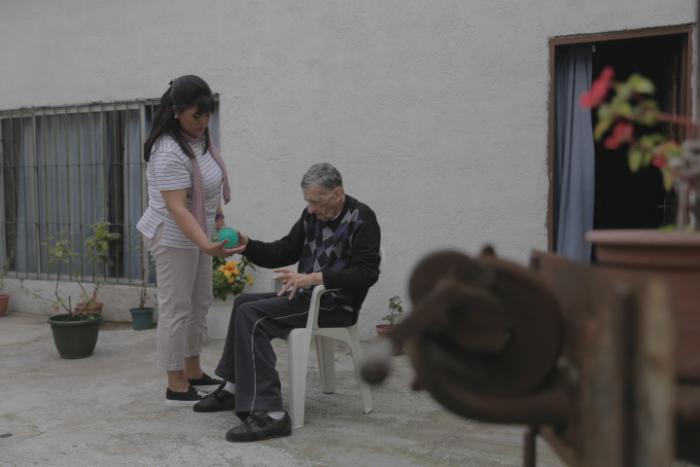 Marcela y Mito realizan una rutina de ejercicios Marcela y Mito realizan una rutina de ejercicios