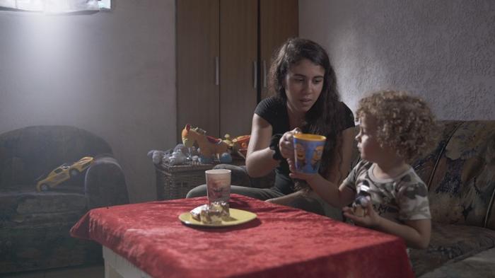 Marcela antes de llevar a su hijo Santiago al centro de educación y cuidados