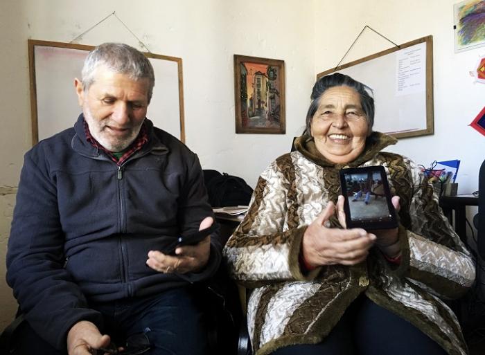 Wilkerman y Olga en taller sobre uso de internet y teconologías para personas mayores en Paso de los Toros