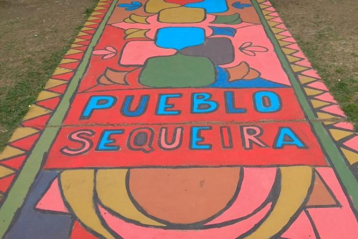Foto de mural en Pueblo Sequeira de Artigas