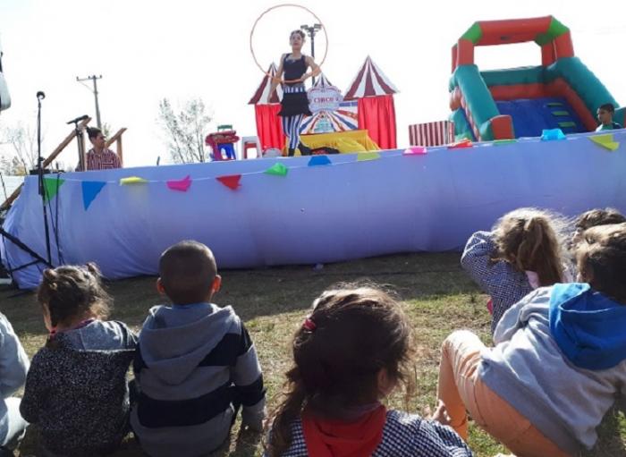 Niños y niñas miran el espectáculo de la inauguración del centro de educación y cuidados Rinconcito SUPU en Florida