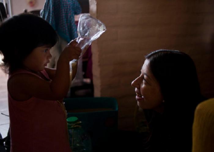 Vera jugando con su educadora Mayra en Casa Comunitaria de Cuidados