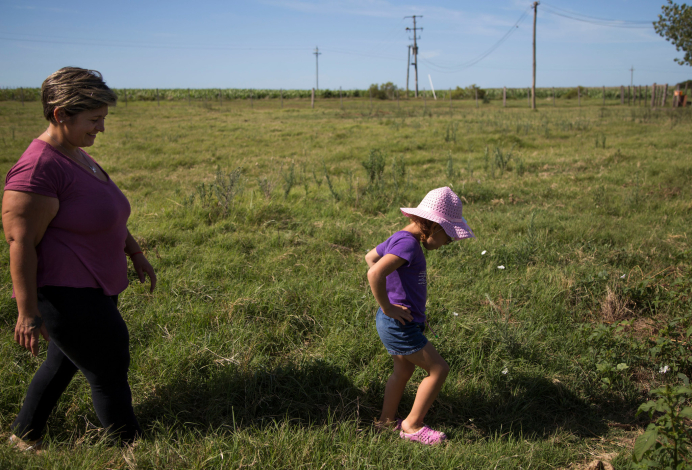 Niña y mujer pasean en el campo