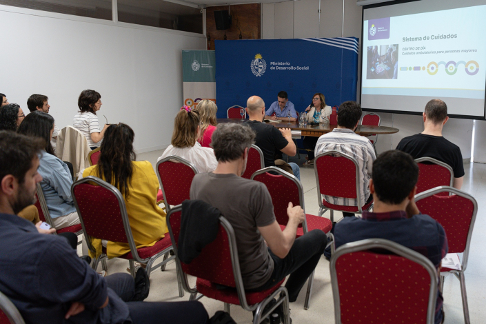 Presentación de evaluación de los Centros de Día Federico Graña, Susana Muñiz y equipos técnicos presentes