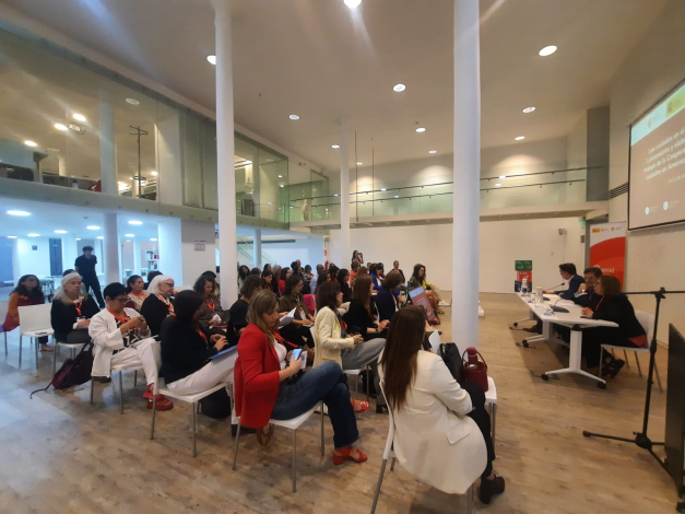 Mesa de apertura y público presente