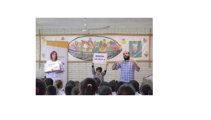 Capacitación con docentes rurales en Gestión Integral del Riesgo Una maestra, un integrante de SINAE y un alumno al frente del aula durante una capacitación
