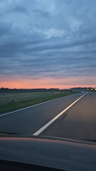 Carretera vista desde arriba de un auto al atardecer