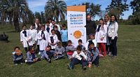 Foto de niños y niñas en una esculea rural 