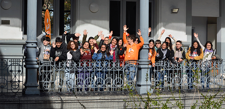 Personas voluntarias posando para la foto en grupo