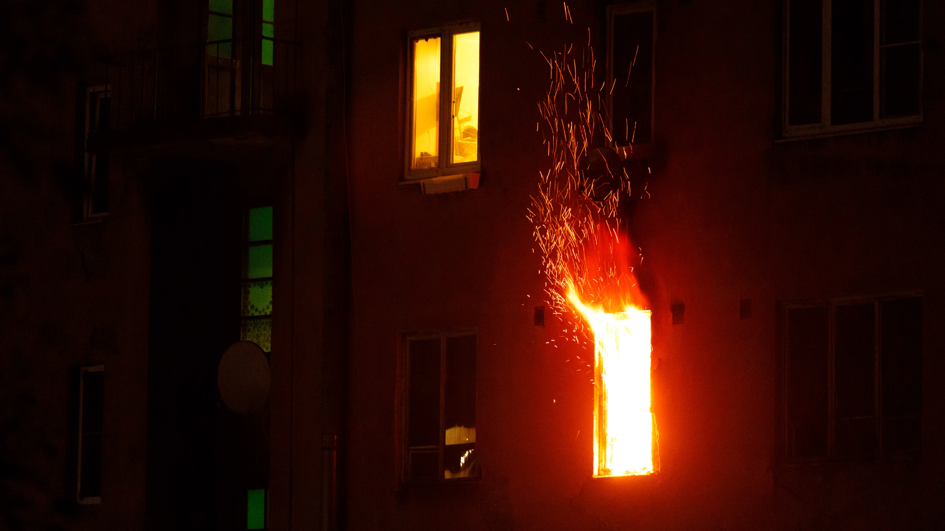 Llamas salen por la ventana de un apartamento producto de un incendio de estructura