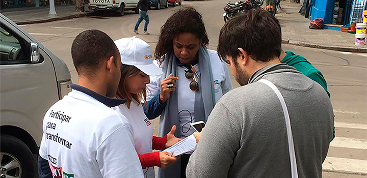 Equipo de personas voluntarias realizando mapeo en durazno.