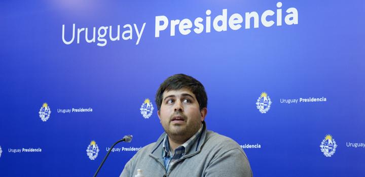 Integrante del Área de Información del Sinae, Tecnólogo en Cartografía y Analista de Sistemas Carlos Chiale, presentando los nuevos visualizadores del Monitor Integral de Riesgos y Afectaciones (MIRA) Integrante del Área de Información del Sinae, Tecnólogo en Cartografía y Analista de Sistemas Carlos Chiale, presentando los nuevos visualizadores del Monitor Integral de Riesgos y Afectaciones (MIRA)