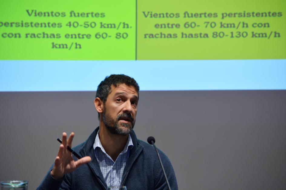 Francisco Pereyra presentando el SAT de Inumet Francisco Pereyra presentando el SAT de Inumet
