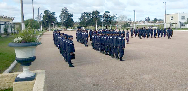 Efectivos policiales en el predio de la Escuela Nacional de Policía