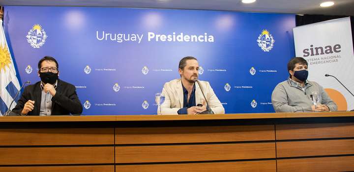 Referentes de DINAGUA y del Sinae presentando un nuevo sistema de alerta temprana de inundación y nuevos visualizadores del MIRA Referentes de DINAGUA y del Sinae presentando un nuevo sistema de alerta temprana de inundación y nuevos visualizadores del MIRA