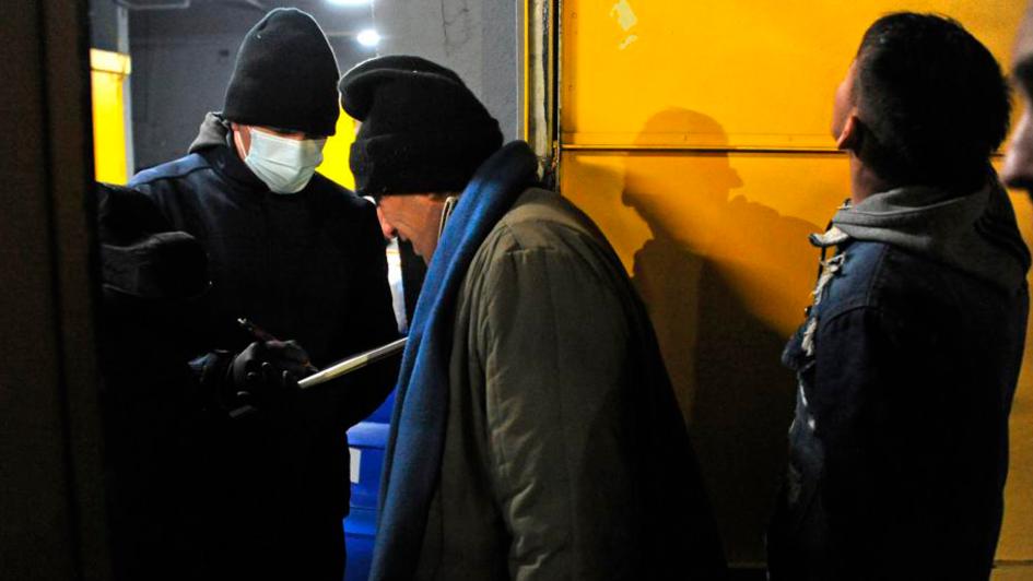 Presidencia: personas ingresando al Centro de Evacuados instalado en el Palacio Peñarol