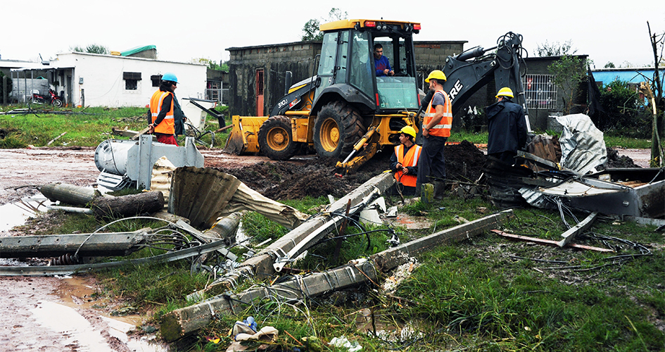 Fuente: Presidencia - Tornado en la ciudad de Dolores 15 de abril de 2016 Tornado en la ciudad de Dolores 15 de abril de 2016