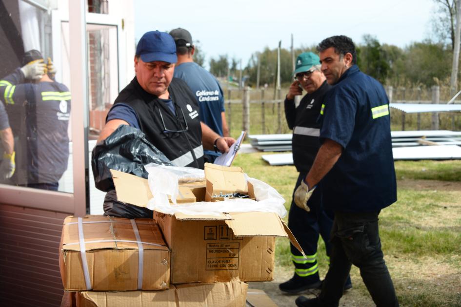 Personal del Sinae descargando insumos de la donación. Personal del Sinae descargando insumos de la donación.