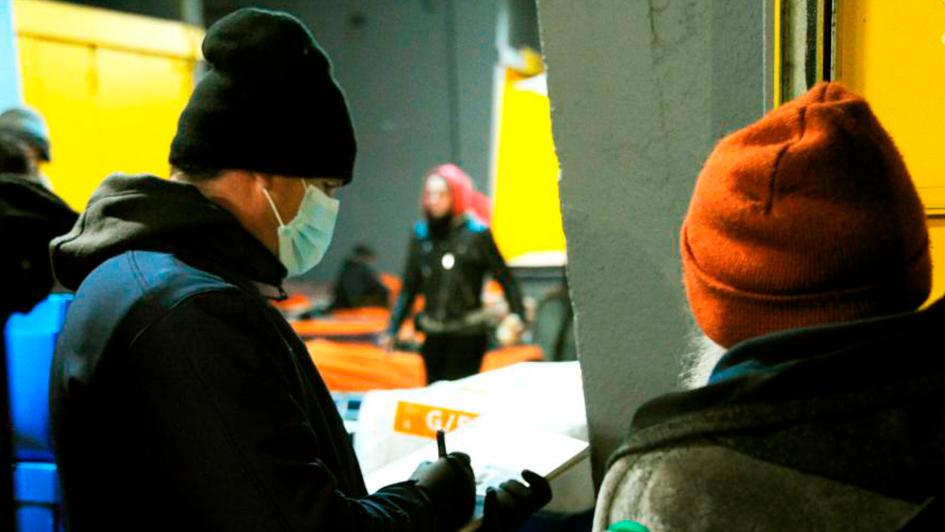 Presidencia: personas ingresando al Centro de Evacuados instalado en el Palacio Peñarol